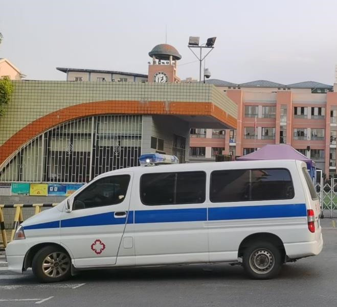 华池救护车出租护送骨折病人一公里多少钱